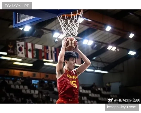 邹敬园拎着菜篮站在豪车旁，球场上的他和生活里的他像两个人